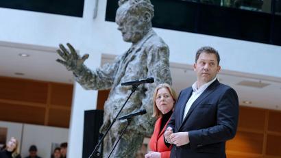 Bild: Kay Nietfeld/dpa
Bas und Klingbeil sehen gerade nicht die Zeit für Rücktritte.