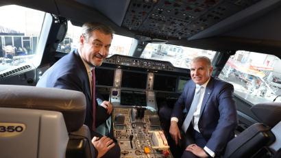 Bild: Karl-Josef Hildenbrand/dpa
Lufthansa-Vorstandschef Carsten Spohr (r, mit Ministerpräsident Markus Söder) hat große Pläne am Münchner Flughafen.