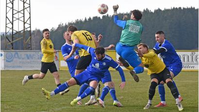 Bild: Gebert
Der SV Poppenreuth besiegte den FC Marktleuthen nach einem 0:2-Rückstand noch mit 3:2. In dieser Szene klärt Gästetorwart Fabian Riedl mit der Faust.