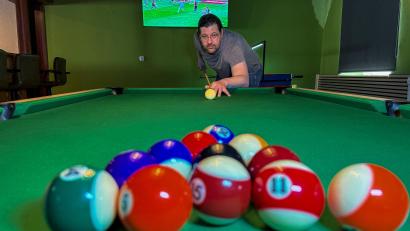 Bild: Stephan Huber
Seit Ende Januar hat die Sportbar von Philip McLarrin im Bachviertel geöffnet. Das spricht sich mittlerweile rum, immer mehr Gäste kommen – auch, um Billard zu spielen, sagt der neue Wirt.