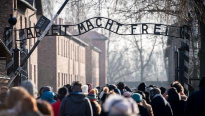 Archivbild: Kay Nietfeld/dpa
Der Nazi-Spruch „Arbeit macht frei“ war über dem Tor zum KZ Auschwitz angebracht.