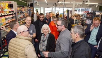 Bild: bkr
Dicht gedrängt. Auf ein großes Interesse stieß die Eröffnung des 24/7-Ladens.