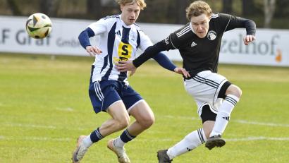 Bild: Hubert Ziegler
Rassiger Zweikampf zwischen Johannes Brandt (rechts) vom FC Edelsfeld und dem Raigeringer Torschützen Raphael Wolf (links). Aus: FC Edelsfeld - SV Raigering 0:1.