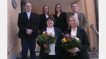 Bild: rn
Das Führungsteam der Steuerkanzlei: erste Reihe, von links Natalia Barta, Verena Klier (neu bestellte Steuerberaterinnen); zweite Reihe, von links Bernd Hentzschel, Stefanie Schuller, Madeline Burger, Günther Dilling (Partner DHSB StBGmbB).