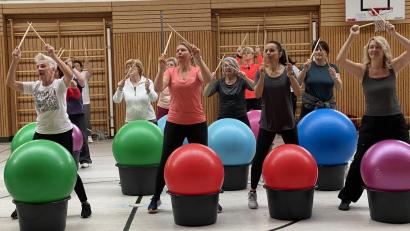 Bild: Völkl
Drums Alive mit Carina: Zu fetzigen Rythmen macht das richtig Spaß.