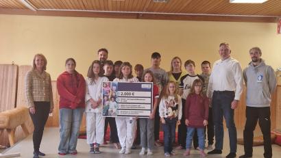 Bild: Allianz
Frank Küspert (Zweiter von rechts) hatte für die Kinder einen 2.000-Euro-Scheck dabei. Mit auf dem Bild sind Vertreterbereichsleiterin Michaela Plätrich (links) sowie von der Schutzraum-Akademie aus Ebnath die Trainer Marius Antor (Vierter von links) und Andreas Fachtan (rechts).