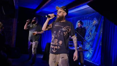 Bild: prh
Der Oberpfälzer Mundart-Rapper "BBou" (im Vordergrund) lieferte am Schafferhof ein Konzert, das vor allem seine jüngeren Fans begeisterte. Begleitet wurde er von Rapper "Kiste" (links) und DJ Sticki (rechts).