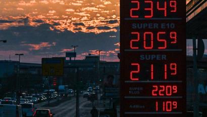 Bild: Jens Kalaene/dpa
Tanken wird immer teurer - Diesel ist nur noch minimal vom Allzeithoch entfernt.