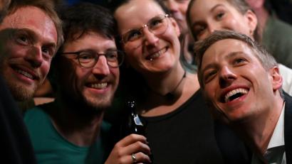 Bild: Sven Hoppe/dpa
Dominik Krause nach seinem Wahlsieg auf der Party der Grünen.