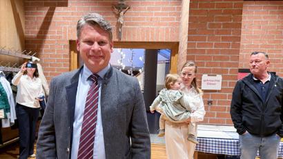 Bild: Gabi Schönberger
Der neue Weidener Oberbürgermeister Benjamin Zeitler. Seine Frau Loreen und Tochter Livia stärken ihm den Rücken.