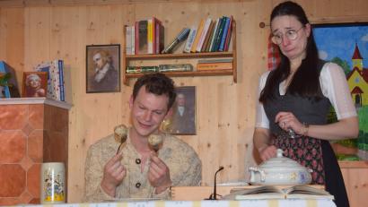 Bild: bnr
Brezenknödel sind die Leibspeise des armen Heimatromanschriftstellers Ignaz Igel (Lukas Irlbacher) , die ihm seine Schwägerin Emerenz (Anna Forster) täglich auftischt.