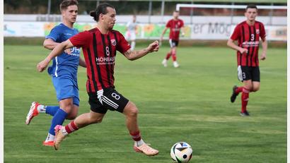 Archivbild: Dieter Jäschke
Noch ist nicht sicher ob David Bezdicka (Vorne, Szene aus einem früheren Spiel) am Dienstagabend im Pokalduell des SC Luhe-Wildenau mit dem SV Schwandorf-Ettmannsdorf zum Einsatz kommen wird.