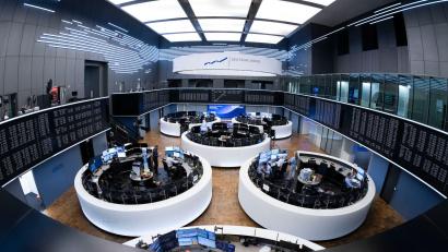 Bild: Boris Roessler/dpa
Handelsraum in Frankfurt: Reihenweise börsennotierte Firmen müssen ihre Gewinnziele korrigieren. (Archivbild)