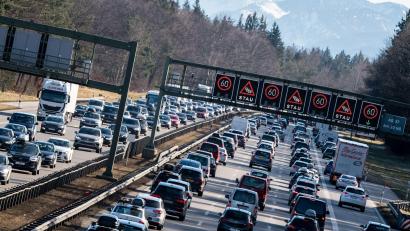 Bild: Matthias Balk/dpa
Auf der Autobahn 8 Richtung Alpen dürfte es rund um Ostern wieder viele Staus geben. (Archivbild)