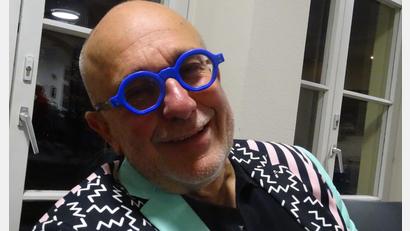 Bild: Houschka
Blaue Brille und ein fast schon kunstvoll gemustertes Sakko in Schwarz/Weiß: Auftritt für Jochen Rätzel, der Jahrzehnte in Amberg als Arzt abeitete und jetzt seinen ersten Kriminalroman in der Stadtbibliothek vorstellte. Bild: Houschka