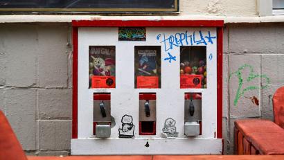 Symbolbild: Jens Kalaene/dpa
In Hirschau sprengten drei Männer einen Kaugummiautomaten mit Böllern.