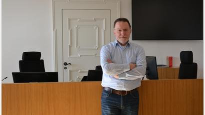 Bild: as
Ungezählte Verhandlungen hat Markus Fillinger an diesem Richtertisch in Tirschenreuth geleitet.