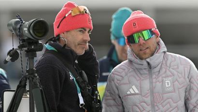 Bild: Hendrik Schmidt/dpa
Die Biathlon-Trainer Tobias Reiter (l) und Jens Filbrich betreuen die deutschen Männer weiterhin. (Archivbild)