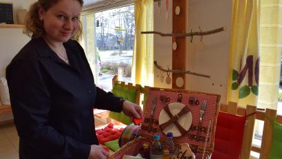 Bild: szl
Nach einjähriger Pause kommt das Tirschenreuther Picknick-Körbchen zurück. Ramona Ulrich vom Naturkostladen "Frohnatur" übernimmt den Service.