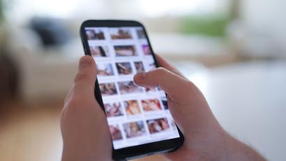 Bild: Marcus Brandt/dpa
Im Fokus der aktuellen Debatte stehen auch Deepfakes, bei denen etwa das Gesicht einer Frau in ein anderes Video - etwa eine Porno-Sequenz - eingefügt wird. (Symbolbild)