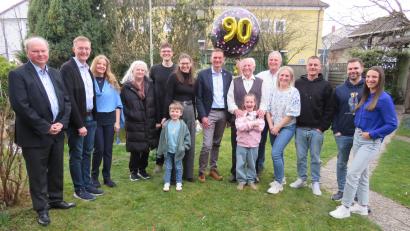 Bild: adj
Bürgermeister Ernst Schicketanz gratuliert Eduard Greiner Senior (Sechster von rechts) im Kreise seiner Familie zum 90. Geburtstag.
