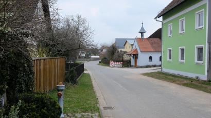 Bild: Robert Dotzauer
Die Haselbrunner Dorfstraße wird bald zur Großbaustelle. Die Gemeinde Speinshart plant, in der Straßentrasse einen Regenwasserkanal und einer neuen Trinkwasserleitung zu verlegen.