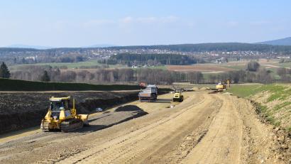 Bild: szl
Aktuell werden auf dem oberen Teilstück der knapp zwei Kilometer langen Ortsumgehung die Entwässerungsleitungen und der Frostschutz installiert.