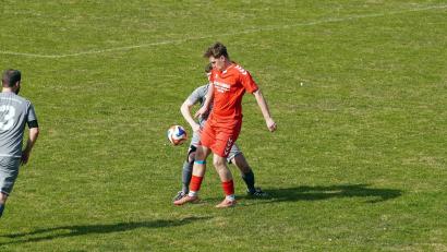 Bild: jma
Die SG Waidhaus holt sich im Spitzenspiel der A-Klasse Ost einen 2:0 Auswärtssieg beim TSV Flossenbürg. Top-Stürmer Yannick Friedl von der SG Waidhaus (rotes Trikot) schirmt hier den Ball ab.