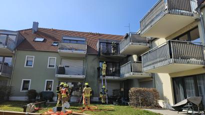Bild: Berufsfeuerwehr Regensburg
Ein Balkonbrand im Regensburger Stadtteil Reinhausen konnte durch schnelles Eingreifen der Feuerwehr eingedämmt werden.