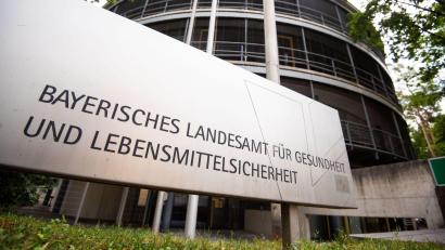 Bild: Nicolas Armer/dpa
Bei der Suche nach der Ursache der Infektion ist auch das Landesamt für Gesundheit im Boot. (Archivbild)