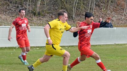 Bild: Gebert
Der TSV Waldershof bezwang den TuS Schauenstein mit 3:2. Maik Köstler (rechts), der hier an Daniel Cavelius vorbeizieht, erzielte den Siegtreffer.