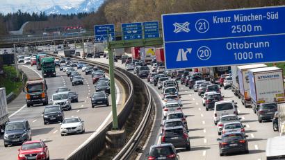 Bild: Peter Kneffel/dpa
Zu Ferienbeginn und während der Osterfeiertage kann es bayernweit zu Staus kommen. (Archivbild)