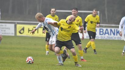 Bild: Hubert Ziegler
Schmerzhafte Begegnung für Bernd Holzwarth (rechts) vom SV Kauerhof mit Dominik Greiler (links).