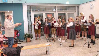 Bild: pi
Werner Rieß dirigierte nach seinem Wahlsieg die Stadtkapelle Pleystein. In Zukunft wird er auch im Rathaus den Takt angeben.