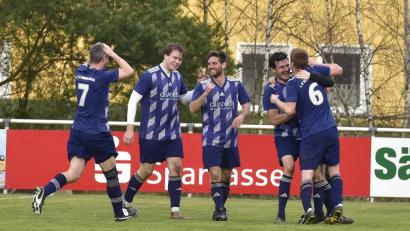 Bild: Hans Mark
Nicht zu glauben: Quasi in letzter Sekunde gelang dem FC Schmidgaden gegen den TSV Dieterskirchen der 2:1-Siegtreffer. Christoph Deml umarmt den Torschützen Jonas Lehner (Nummer 6).