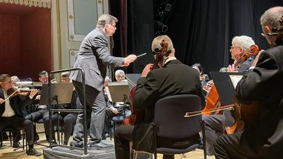 Bild: Susanne Schwab
Kraftvoll und empathisch zugleich präsentierte sich der renommierte Dirigent Markus Elsner beim Auftritt des Siemens-Orchesters in Amberg.