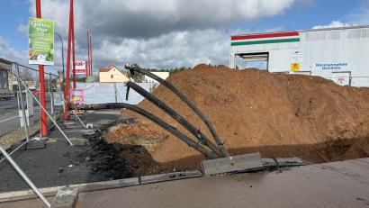 Bild: Gabi Schönberger
In der Neustädter Straße in Weiden wird ordentlich gegraben. Die Bergler-Tankstelle wird komplett abgerissen, um 100 Meter weiter Richtung Altenstadt eine neue zu bauen.