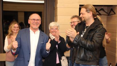 Bild: Konrad Rosner
Hans-Peter Schärl (Zweiter von links) ist neuer Bürgermeister in Tirschenreuth. Der 61-jährige Politikneuling hat die Stichwahl am Sonntagabend klar gewonnen und ließ sich feiern.