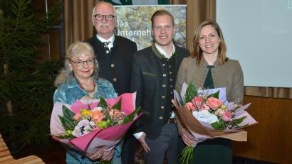 Bild: dob
Der eine Stefan geht, der andere kommt. Hier mit den Ehefrauen Dagmar Seewaldt-Bösl (links) und Anna Wimberger (rechts), die beide einen Blumenstrauß erhielten.