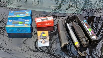 Bild: Bundespolizei
Die Bundespolizeiinspektion Waidhaus hat am Wochenende bei Kontrollen auf der A6 und in Waldsassen zahlreiche Waffen und verbotene Pyrotechnik sichergestellt.