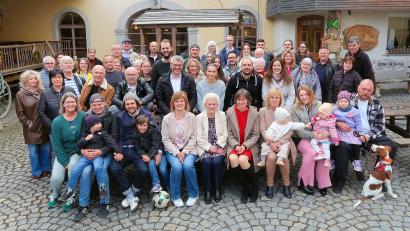 Bild: bsc
Neben ihren sieben Kindern mit ihren Familien freute sich Loni Dziajlo (vorne, Fünfte von links) an ihrem 90. Geburtstag auch über die Glückwünsche von Bürgermeister Oskar Schuster und Pater Martin. Sie alle wünschten der rüstigen Jubilarin Gottes Segen und weiterhin eine stabile Gesundheit.