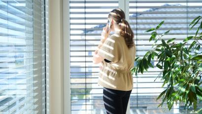 Bild: Annette Riedl/dpa
Immer mehr Arbeitnehmerinnen und Arbeitnehmer erhalten ein Diensthandy.