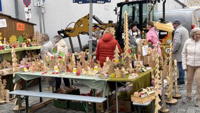 Bild: sns
Zahlreiche Aussteller boten beim diesjährigen Ostermarkt in Neunburg ihre Waren an – wie hier Basteldeko und Holztechnik.