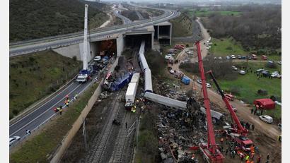 Bild: Vaggelis Kousioras/AP/dpa
Beim Tempi-Zugunglück in Griechenland vor gut drei Jahren starben 57 Menschen. (Archivbild)