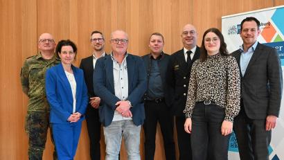 Bild: IHK Regensburg
Die IHK Regensburg hat ein neues Wirtschaftsleitbild für Schwandorf verabschiedet. Von links: Johann Saller, Sibylle Aumer, Josef Ebnet, Hubert Döpfer, Gerhard Domaier, Andreas Böhm, Christina Hintermeier, Thomas Genosko.