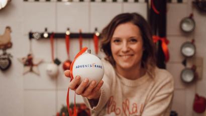 Bild: Adventsfranz
Der Adventsfranz ist ein eigens produziertes TV- und Onlineformat, das seit 2020 an den Adventssonntagen auf Youtube und OTV spannende Persönlichkeiten aus der Oberpfalz in Mamas uriger Küche im Volldialekt unterhaltsam und kreativ porträtiert.