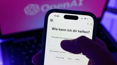 Bild: Hendrik Schmidt/dpa
Chatbots wie ChatGPT werden von gar nicht mal so wenigen Menschen wie digitale Bezugspersonen empfunden. (Symbolbild)