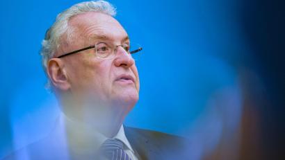 Bild: Malin Wunderlich/dpa
Bayerns Innenminister Joachim Herrmann (CSU) schafft ein neues Landesamt für Bevölkerungsschutz - das ausdrücklich auch Antworten für den Zivilschutz im Falle eines Krieges haben soll (Archivbild).