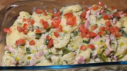 Bild: Michael Schiffer
Wer mag, kann vor dem Servieren die Lauchkartoffeln in Kräutersahne noch mit gewürfelten Tomaten bestreuen.