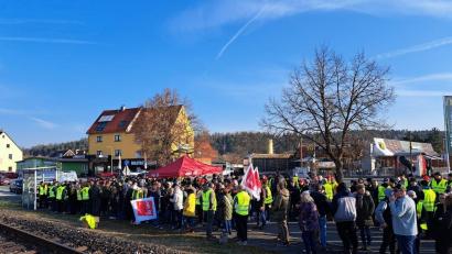 Bild: Kathrin Birner, Verdi Oberpfalz
Hunderte Zivilbeschäftigte der US Army in Nordbayern beteiligten sich an einem Streiktag. Hier: Der Verdi-Streik in Grafenwöhr.
